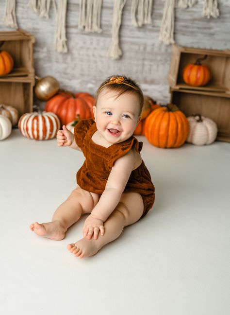 Pink Pumpkin Birthday Party, Fall Cake Smash, 1st Year Photoshoot, Monthly Milestone Ideas, Pumpkin Photo Shoot, Boho Cake Smash, 6 Month Shoot, One Year Photo Shoot, Fotos Halloween