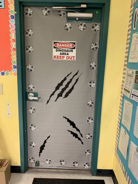 Jeep Classroom Door, Jurassic Park Office Decor, Jurassic Park Outdoor Decorations, Diy Jurassic World Party, Dinosaur Classroom Ideas, Dinosaurs Classroom Decorations, Halloween Dinosaur Decor, Jurassic Park Hallway Decorations, Jurassic Park Room Ideas