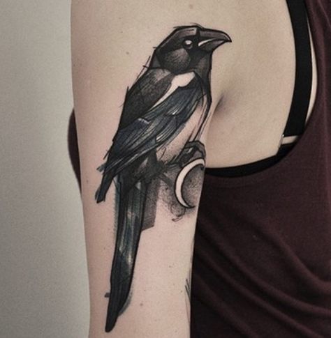 75 Stunning Bird Tattoo Designs & Ideas - Tattoo Me Now Animal Thigh Tattoo, Tattoos Hummingbird, Sketch Geometric, Tattoos Polynesian, Magpie Tattoo, Bird Tattoos Arm, Tricep Tattoos, Tattoos Japanese, Tattoos Hand