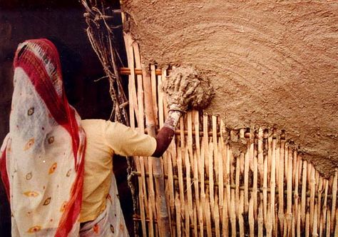 Building and shaping a wall: first, bamboo is covered with clay and dung Mud Building, Mud Wall, Cob House Plans, Bamboo Houses, Wattle And Daub, Bamboo Building, Earth Bag Homes, Eco Buildings, Brutalism Architecture