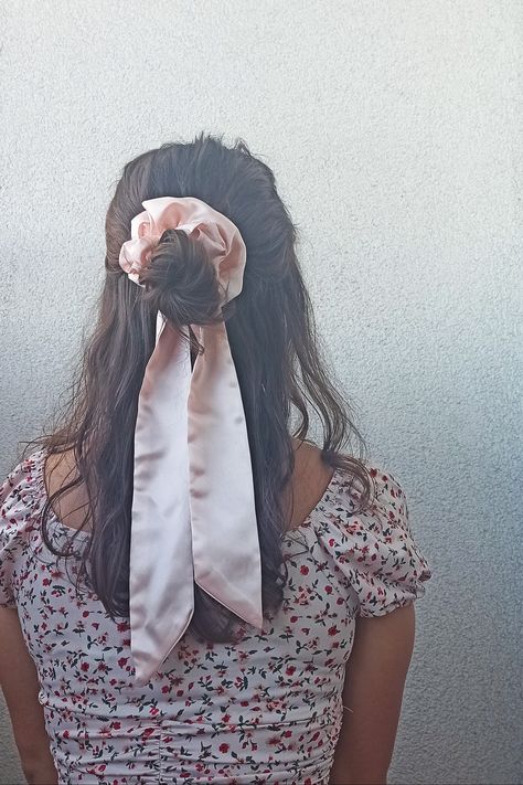 Half Up Hair Scrunchie, Ribbon Scrunchie Hairstyles, Scrunchie Half Up, Bow Scrunchie Hairstyles, Long Tail Scrunchie Hairstyles, Hair Styles With Ribbon Scrunchie, Hair Bow Scrunchie, Half Bun Hairstyles, Bow Bun