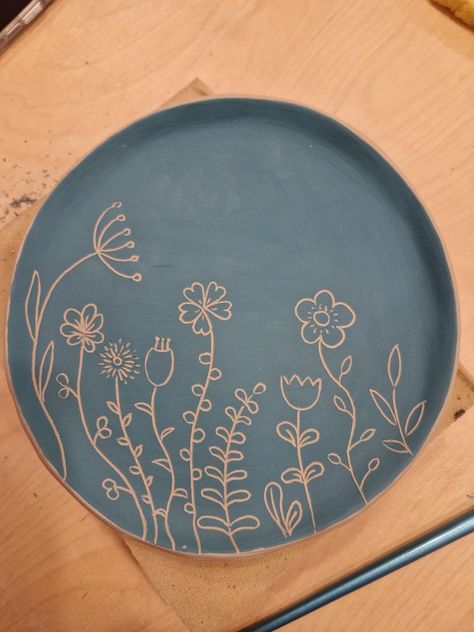 Ceramic Stencil Designs, Sgraphito Pottery, Sgraffito Plate Designs, Scraffito Designs Simple Plate, Scrafito Designs, Slab Pottery Templates Free Printable, Sgrafitto Designs, Simple Ceramic Painting Ideas, Pottery Plate Designs