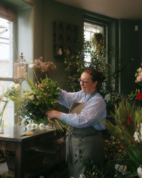 Thank you all for keeping us busy today! Wishing you all a very happy weekend… Thank you @hannahelizabethstories for these lovely shots of Douglas & Nicola #kensingtonflowerslondon #londonflowershop #floristsatwork #fridayflowers #samedaylondondelivery #behindthescenes #shoplife Flower Shop Photography, Flowers London, Instagram Photoshoot, Shop Photography, Happy Weekend, Very Happy, Flower Shop, Behind The Scenes, Thank You