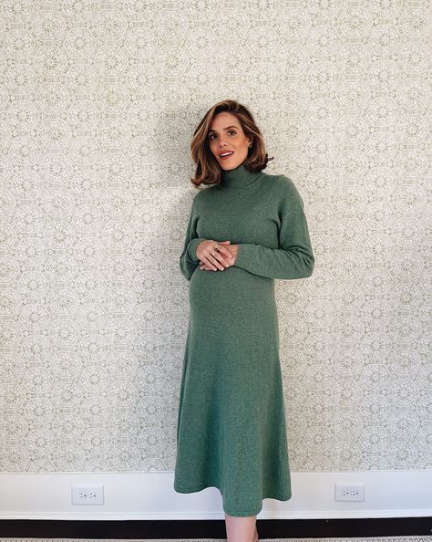 Julia Berolzheimer Daily Look featuring Julia wearing Samsoe Samsoe dress. Cold Wear, Julia Berolzheimer, Tory Burch Dress, Pregnancy Looks, Stylish Maternity, Fashionista Clothes, Classic Chic, Fall Fashion Outfits, Daily Look