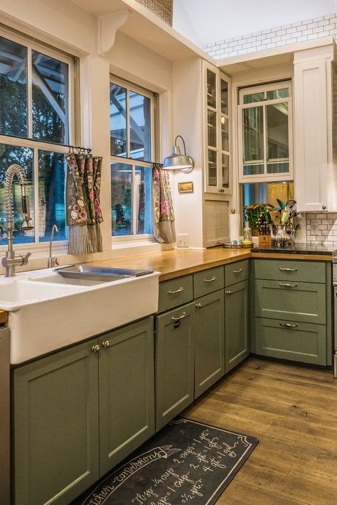 Green Country Kitchen, Dark Green Kitchen, Transitional Kitchen Design, Sage Green Kitchen, Traditional Kitchen Design, Craftsman Kitchen, Wall Decor Kitchen, Green Kitchen Cabinets, Organization Kitchen