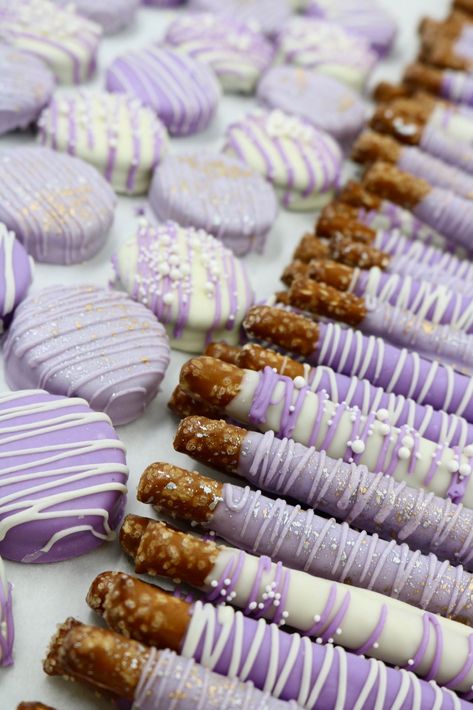 Chocolate Dipped Pretzels and Oreos in colors to match your event are great additions to wedding dessert tables. Adding accents in silver and gold are always elegant options by 3 Sweet Girls Cakery. Cupcakes Lavender, Purple Dessert Tables, Pastel Sweets, Purple Cake Pops, Lavender Dessert, Purple Desserts, Dipped Pretzels, Purple Chocolate, Gold Dessert