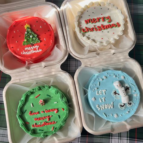 Lunch Box Cakes, Holiday Cake Designs, Mini Christmas Cakes, Box Cakes, Christmas Pastries, Christmas Themed Cake, Christmas Cake Designs, Christmas Cake Decorations, Xmas Cake