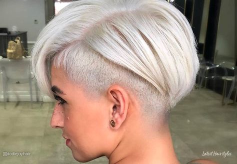 A short cut is bold when you add an undercut. Check out all the ways you can add shaved sides and back to a pixie! Blond Pixie, Pixie Haircut Styles, Haircut Styles For Women, Inverted Bob Hairstyles, Pixie Cut With Undercut, Blonde Pixie Haircut, Undercut Pixie, Pixie Haircuts, Haircut For Thick Hair