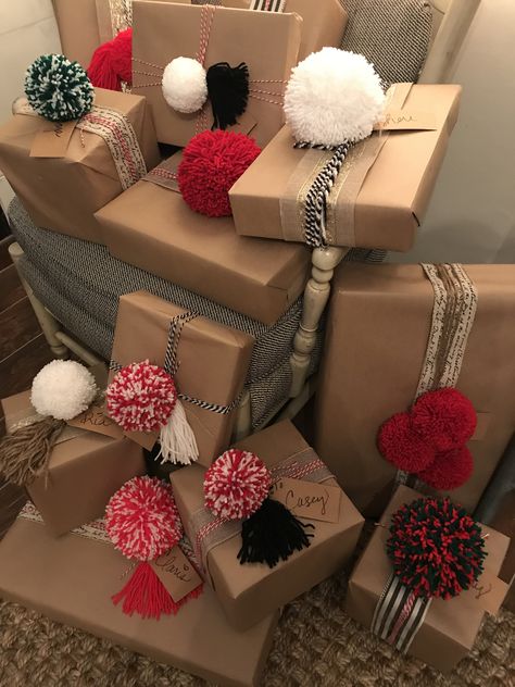 Yarn Gift Wrapping Ideas, Yarn Christmas Wrapping, Gift Wrap With Yarn, Pom Pom Gift Wrapping Ideas, Winter Yarn Scarves Gift, Gift Wrapping Pom Pom, Wool Work, Gifts Wrapping, Yarn Gifts