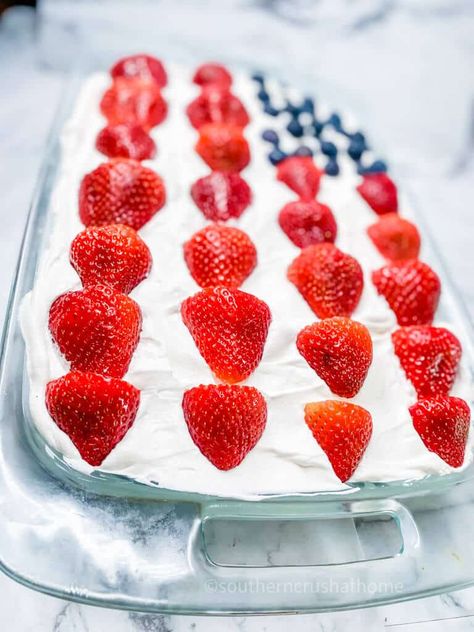 Make a delicious American flag poke cake with fresh strawberries and blueberries. This fresh fruit dessert is perfect for patriotic celebrations or any other summer gathering. You know I love easy (but delicious) recipes so I couldn't wait to share this yummy American flag poke cake recipe. The best part is, that you only need Flag Cake With Fruit, Flag Poke Cake, Cake With Fresh Strawberries, Lemon Bundt Cake Recipe, Fresh Fruit Desserts, Fruit Desserts Easy, Fresh Strawberry Recipes, Strawberries And Blueberries, Strawberry Whipped Cream