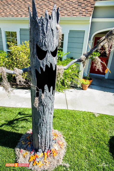 DAVE LOWE DESIGN the Blog: Countdown to Halloween Day 6 - Make a Spooky Tree Front Yard Halloween Decorations, Halloween Decorations Party Scary, Cheap Halloween Diy, Halloween Garden Decorations, Dekorasi Halloween, Hantverk Diy, Halloween Diy Outdoor, Halloween Outside, Halloween Decor Diy