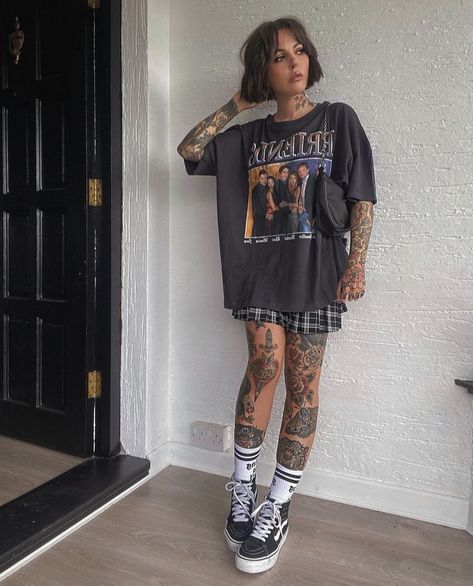 Urban Alternative Style, Simple Edgy Outfits Summer, Alt Inspo Fits, Alternative Womens Fashion, Tattoo Artist Outfit Style, Alt Fashion Inspo Outfits, Alt Holiday Outfits, Metal Summer Outfit, Alt Outfit Summer