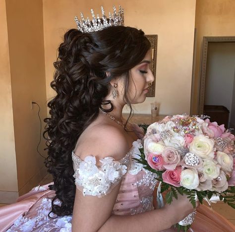 Hairstyles For Quinceanera With Crown, Sweet 16 Hairstyles, Quince Hairstyles With Crown, Quinceanera Hairstyles, Quince Hairstyles, Athletic Hairstyles, Natural Hair Styles Easy, Braided Hairstyles Updo, Curly Bob Hairstyles