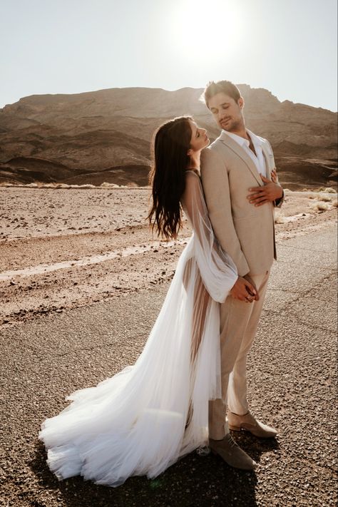 Wedding Photos In Desert, Desert Engagement Shoot Outfit, Desert Aesthetic Wedding, Pre Wedding Desert, Dessert Wedding Photos, Wedding Desert Photoshoot, Boho Wedding Photoshoot, Desert Wedding Pictures, Desert Bridal Shoot