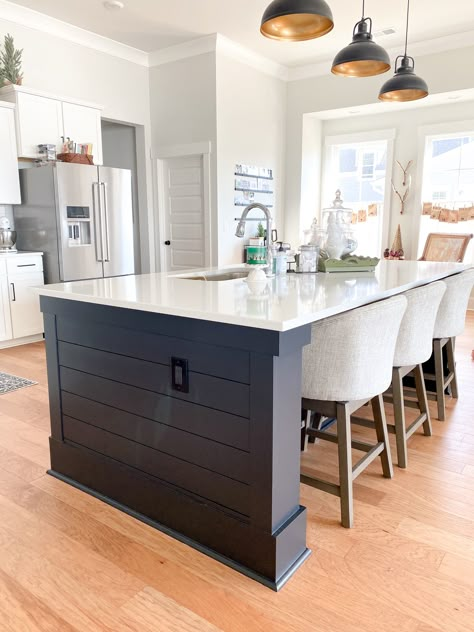 Black Shiplap Kitchen, Kitchen Arch Design, Kitchen Almirah, Shiplap Kitchen Island, Kitchen Island Panels, Shiplap Island, Kitchen Arch, Small Kitchen Decor Ideas, Black Shiplap