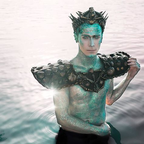 Merman Costume, High Fashion Makeup, Mermaid Crown, Mermaids And Mermen, Mermaid Makeup, Sfx Makeup, Fantasias Halloween, Mermaid Costume, Fantasy Makeup