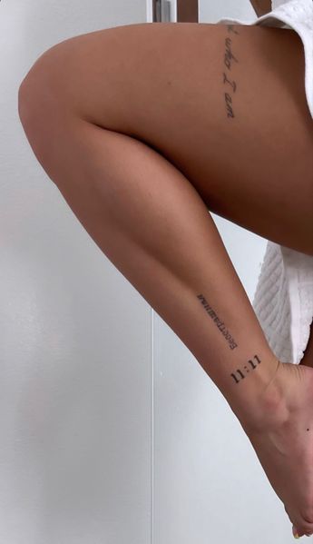 Hip Tattoos Women Script, Script Tattoo Above Knee, Dainty Above Knee Tattoo, Small Shin Tattoos For Women, Elegant Sleeve Tattoo For Women, Knee Tattoo Ideas Female, Knee Script Tattoo, Thigh Writing Tattoo Women, Fine Line Tattoo Leg