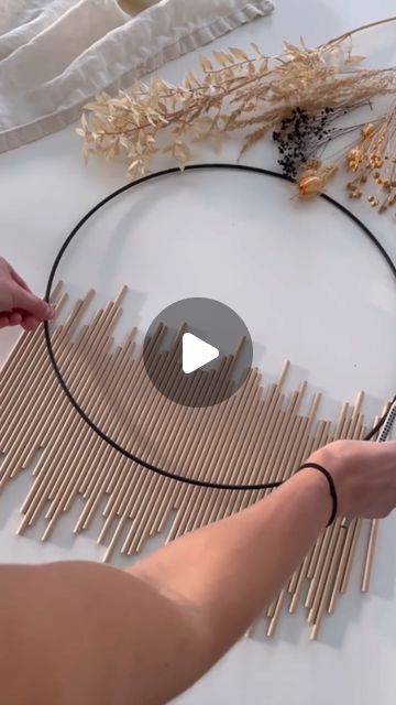 Unique Wall Art Diy, Diy Home Decor Videos, Home Decor Videos, Jungle Decorations, Boho Crafts Diy, Decor Videos, Diy Wall Art Decor, Diy Plant Hanger, Circle Wall Art