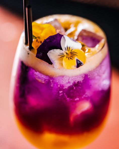 Purple And Yellow Cocktail, Bartender Cocktail, Purple Cocktails, Drink Garnishing, Pretty Cocktails, Cocktail Ideas, Orange Party, Colorful Cocktails, Pink Cocktails