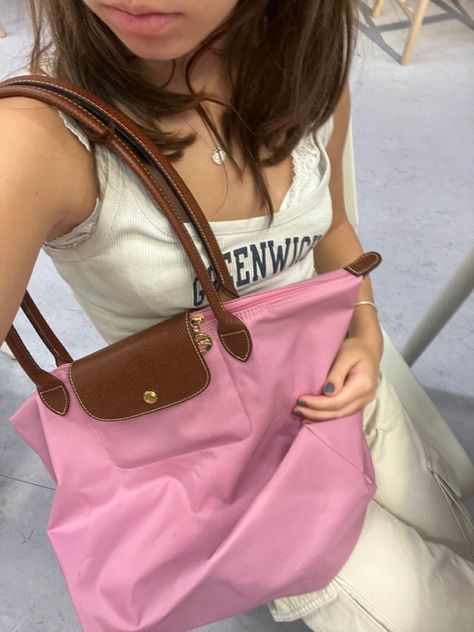 Pink Longchamp Bag Outfit, Pink Longchamp Bag, Pink Goyard, Longchamp Aesthetic, Longchamp Bag Outfit, College Tote Bag, Long Champ, Bag Longchamp, Uni Bag