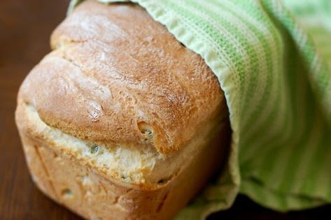 I realize that this is the third recipe for a jalapeno-cheddar bread I'm posting on my blog, but they are all different and delicious in ... Sandwhich Bread, Best Blt, Cheddar Sandwich, Jalapeno Cheese Bread, Cheddar Bread, Bread Gifts, Sourdough Bread Sandwiches, Sourdough Sandwich, Jalapeno Cheese