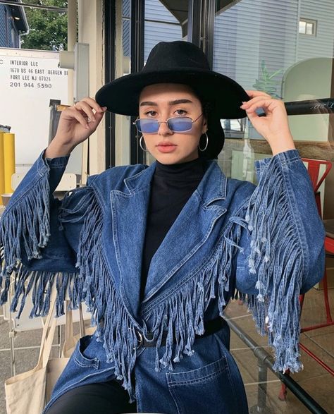 Fringe denim styled with a cowboy hat - hijabi style Denim Cowboy Hat, Fringe Denim Jacket Outfit, Cowboy Hat Outfit Woman, Cowboy Hat Outfit, Cowboy Outfits For Women, Cowboy Hat Styles, Denim Cowboy, Cowboy Denim, Cowgirl Vibes