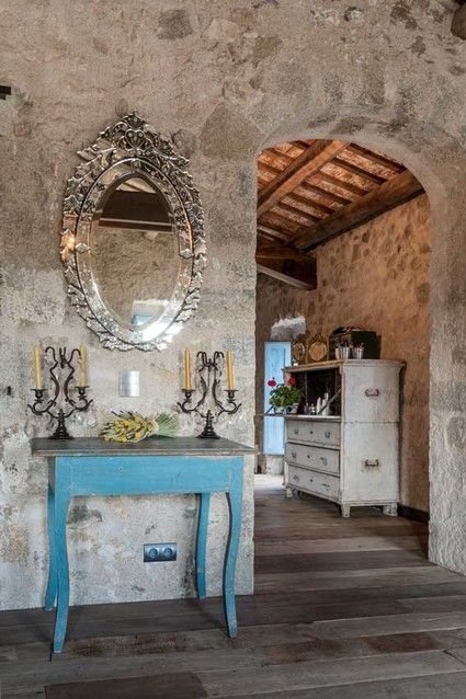 Decoración de interiores: Una casa de campo de piedra rústica y estilo vintage con mucho encanto - Foto 3 Bar Flooring, Farmhouse Pictures, Large Open Kitchens, Airy Room, Three Bedroom House, European Home Decor, Stone Flooring, Oak Floors, Farmhouse Design