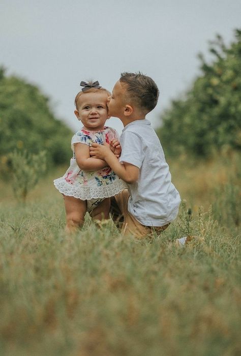 Spring Sibling Photoshoot, Sibling Photography Brother Sister, Brother And Sister Photoshoot, Brother And Sister Photo Ideas, Brothers Photoshoot, Brother Sister Photos, Sibling Photoshoot, Sibling Photography Poses, Sibling Photo Shoots