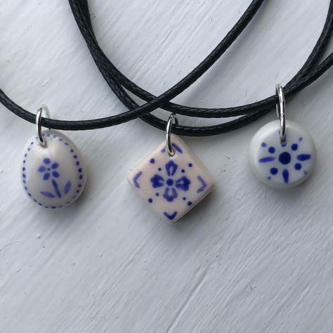 Simple Clay Necklace, Charm Diy Craft Ideas, Ceramic Charm Necklace, Polymer Clay Charm Ideas, Ceramics Necklace, Clay Charm Necklace, Artist Practice, Colorful Statement Necklace, Clay Inspo