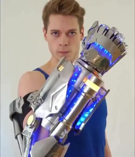 Doomfist gauntlet https://ift.tt/2zozICK Real Iron Man, Spiderman Homecoming, Futuristic City, Armor Concept, Tech Fashion, Tech Trends, Machine Design, Best Cosplay, Arduino