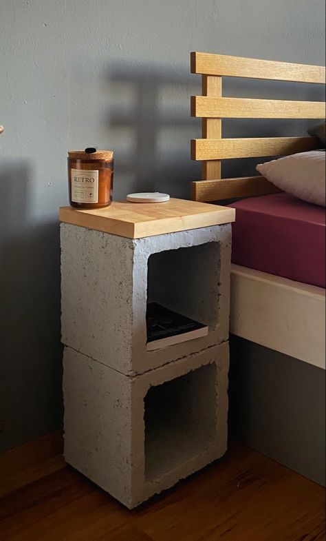 Cinder Block Nightstand, Cinder Block Storage, Muebles Caseros Ideas, Diy Apartment Ideas, Decorating Dining Table, Light Wood Interior, Bedroom Tables, Dining Table Decorations, Decoration Beton