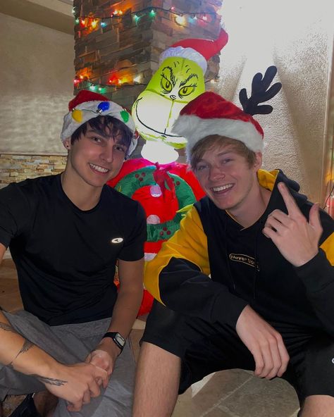 26.9k Likes, 2,827 Comments - Sam and Colby (@samandcolby) on Instagram: “MERRY CHRISTMAS! we are doing a 🚨BIG GIVEAWAY🚨 as a countdown to the first 25x25 video premiere!…” Sam And Colby Christmas, Sam And Colby Fanfiction, Sam Golbach, Guys Night, Love Sam, Fangirl Problems, Colby Brock, Sam And Colby, Colby