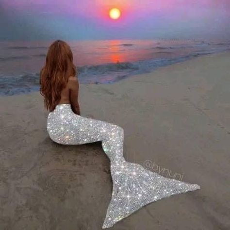 Aesthetic Mermaid, Arte Glitter, Mermaid Photography, Glitter Photography, Personaje Fantasy, Mermaid Photos, Glitter Fashion, Real Mermaids, Mermaid Aesthetic