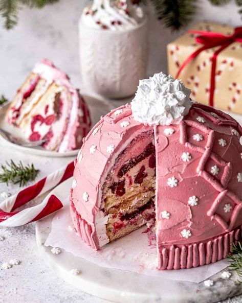 Pink Christmas Aesthetic Ideas - The Mood Guide Winter Torte, Christmas Cake Designs, Xmas Cake, Winter Cake, Christmas Party Food, Pink Cake, Cake Decorating Techniques, Cake Creations, Pretty Cakes