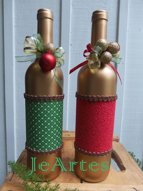 Christmas Bottles, Wine Bottle Crafts Christmas, Wine Cork Wreath, Christmas Wine Bottles, Wine Bottle Art, Wine Bottle Diy Crafts, Painted Wine Bottles, Wine Bottle Diy, Glass Bottle Crafts