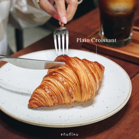 Croissant Photography Ideas, Bakery Shop Photography, Cake Photography Ideas, Croissant Photography, Croissant And Coffee, Food Photography Dessert, Coffee Presentation, Ice Cream Photography, Coffee Shop Photography