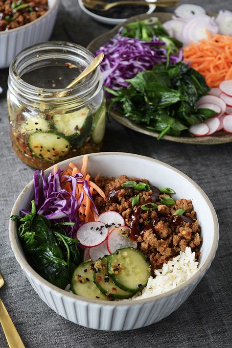 Spicy Cucumber Salad, Spicy Cucumber, Healthy Bowls Recipes, Korean Rice, Healthy Bowls, God Mat, Think Food, Red Cabbage, Rice Bowl