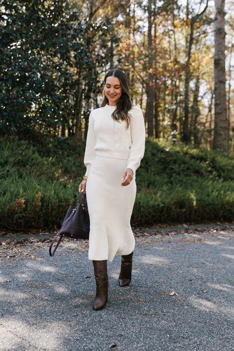 Sweater Skirt Set Cream Wool Skirt Outfit, Sweater Set Outfits Skirt, White Sweater Outfit Spring, Beige Knit Skirt Outfit, White Knit Skirt Outfit, Long Knitted Skirt Outfit, Cream Knit Skirt Outfit, Wool Skirt Outfit, Sweater Set Outfits