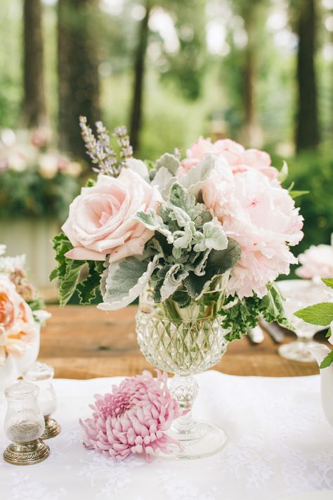 Lovely centerpiece vases with a vintage style. Photography: Linda Arredondo - lindaarredondo.com Elegant Tea Party, Tea Party Centerpieces, Vintage Tea Parties, Pink Centerpieces, Elegant Wedding Centerpiece, Tea Party Table, Bridal Tea Party, Baby Shower Tea, Tea Party Theme