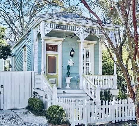 Small Victorian House, Victorian Home Exterior, Shotgun House Plans, Victorian Tiny House, Cute Cottages, Shotgun House, Small Cottage Homes, Victorian Style Homes, Small Cottages