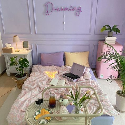 Purple Bedroom Decor Ideas, Bedroom Ideas Pastel, Pastel Bedrooms, Green And Purple Bedroom, Pastel Bedroom Ideas, Colorful Eclectic Bedroom, Lilac Bedroom, Purple Bedroom Decor, Eclectic Decor Bedroom