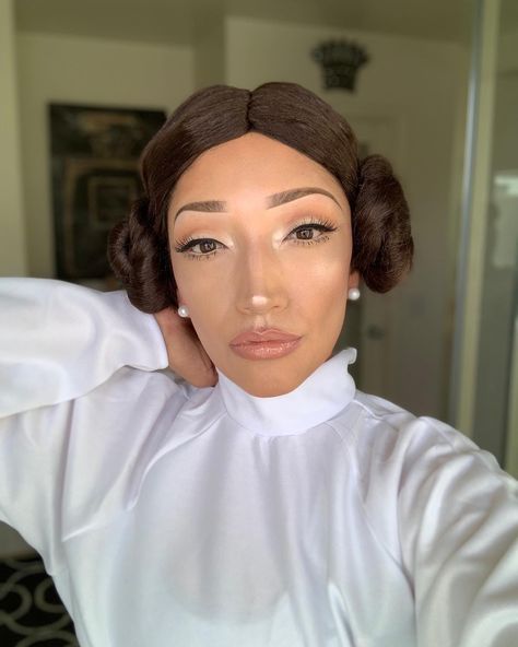 Starwars Princess Leia makeup Princess Leia Makeup Halloween, Princess Leia Nails, Princess Leia Makeup, Princess Leia Hairstyles, Leia Makeup, Leia Hair, Princess Leia Hair, Mother Of The Groom Hairstyles, Star Wars Baby Shower