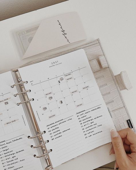 Planner Business Ideas, Organized Planner Aesthetic, A5 Planner Set Up, Planner Page Layout, Monthly Planner Organization, Monthly Planner Ideas, Organize Planner, Personal Planner Ideas, Planning Aesthetic