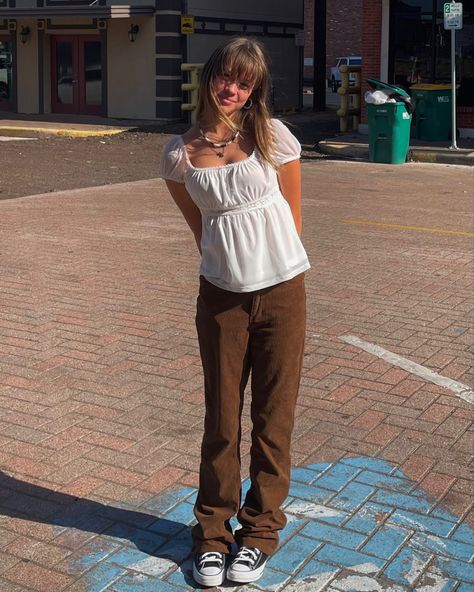 Walking Downtown Outfit, Brown Flared Corduroy Pants Outfit, Fall Outfits With Brown Pants, Brown Pants Summer Outfit, Fall Outfits Brown Pants, Curdoroy Pants Outfit Womens Brown, Cute Outfits With Brown Pants, Brown Courdory Pants Outfit Y2k, Outfits With Brown Corduroy Pants