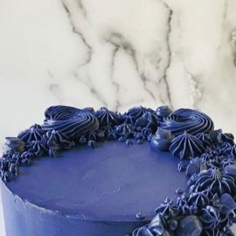 Lisa Schwartz | Dessert Inspiration & Tutorials on Instagram: "ᖴᒪᗩᔕᕼᗷᗩᑕK ᖴᖇIᗪᗩY I love a monochrome cake design. This one is from last year. Have a great weekend!💙 #monochromecake #buttercreamecake #cakedecorating #cakedesign #bakersgonnabake #lisacarolbakes" Monochrome Cake Design, Monochrome Cake, Dessert Inspiration, Bakers Gonna Bake, Have A Great Weekend, I Love A, Cake Decoration, Cake Designs, Love A