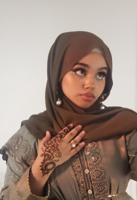 Hijabi Reference, Outfit Inspo Hijabi, Reference Photos For Artists, Face Drawing Reference, Photographie Portrait Inspiration, Body Features, Human Reference, Cat Photos, Body Reference Poses