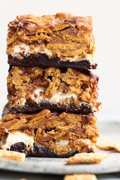 Peanut Butter S'mores Brownies - Cookies and Cups Peanut Butter Smores, Smores Brownies, Cookies And Cups, Smores Dessert, Smore Recipes, Chewy Brownies, Summer Baking, Blondies Recipe, Dark Chocolate Cakes