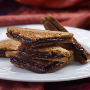 Grilled Dark Chocolate Sandwich Recipe Peanut Butter Sandwich, Chocolate Snacks, Pumpkin Butter, Chocolate Sandwich, Healthy Chocolate, Food Pairings, Sweet Breakfast, Healthy Dessert Recipes, Sandwich Recipes