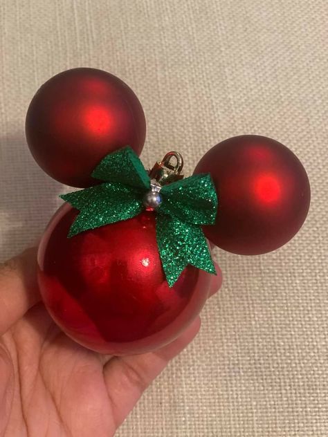 Mickey And Minnie Christmas Tree, Disney Christmas Decorations Diy, Disney Garland, Disney Diy Christmas Ornaments, Disney Christmas Tree Decorations, Disney Christmas Diy, Natal Do Mickey Mouse, Disney Ornaments Diy, Disney Christmas Crafts