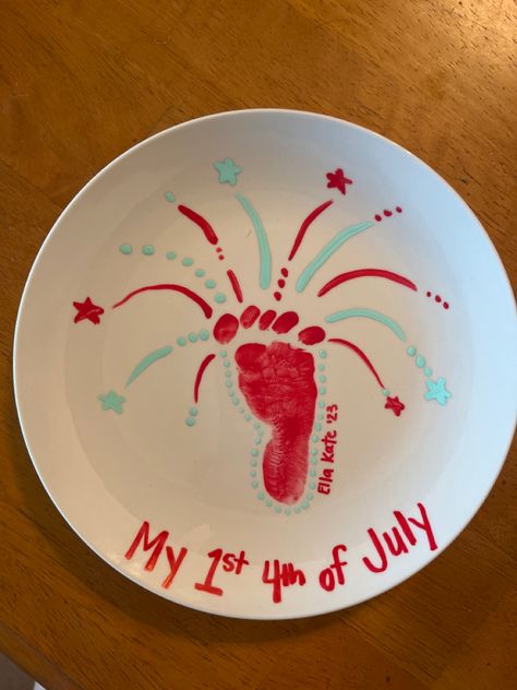 4th Of July Baby Footprint Craft, Memorial Day Baby Crafts, Fourth Of July Footprint Art, Fourth Of July Infant Crafts, Monthly Footprint Art, Baby Footprint Plate, Fourth Of July Crafts For Infants, Footprint Crafts For Babies, Baby Feet Painting Ideas